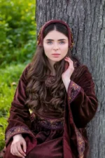 Noble capucha de terciopelo "Elaine" Burdeos - Imagen 3