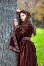 Noble capucha de terciopelo "Elaine" Burdeos - Imagen 5