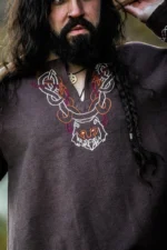 Túnica vikinga "Freki" con bordado a mano Marrón - Imagen 4
