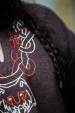 Túnica vikinga "Freki" con bordado a mano Marrón - Imagen 6