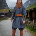 Túnica vikinga "Freki" con bordado a mano Gris azulado