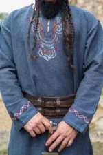 Túnica vikinga "Freki" con bordado a mano Gris azulado - Imagen 12