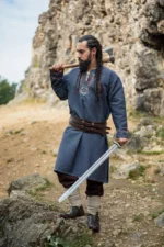 Túnica vikinga "Freki" con bordado a mano Gris azulado - Imagen 2