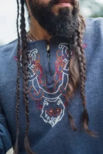 Túnica vikinga "Freki" con bordado a mano Gris azulado - Imagen 5