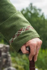 Túnica vikinga "Freki" con bordado a mano Verde oliva - Imagen 10