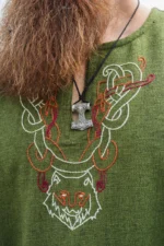 Túnica vikinga "Freki" con bordado a mano Verde oliva - Imagen 11