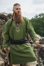 Túnica vikinga "Freki" con bordado a mano Verde oliva - Imagen 2