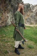 Túnica vikinga "Freki" con bordado a mano Verde oliva - Imagen 3