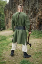 Túnica vikinga "Freki" con bordado a mano Verde oliva - Imagen 4