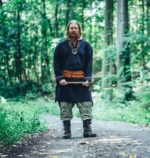 Túnica vikinga "Freki" con bordado a mano Negro - Imagen 2