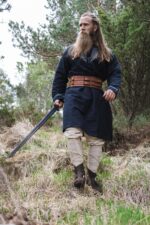 Túnica vikinga "Snorri" con bordado a mano estilo Urnes Negro - Imagen 5