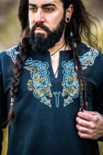 Túnica vikinga "Snorri" con bordado a mano estilo Urnes Negro - Imagen 3